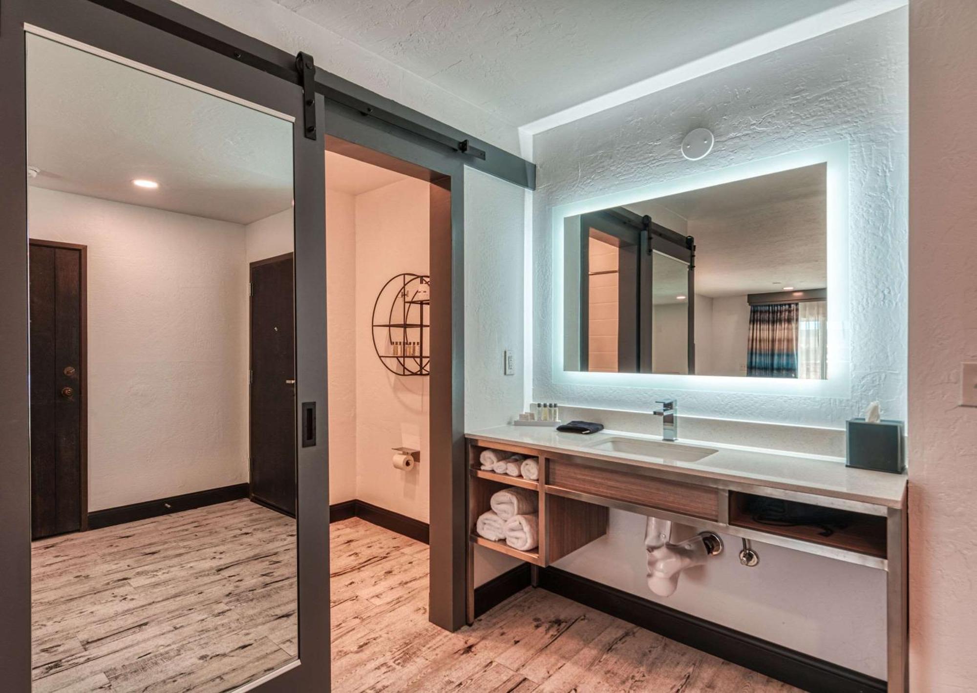 פורט וויינימי Casa Via Mar Inn, Ascend Hotel Collection מראה חיצוני תמונה