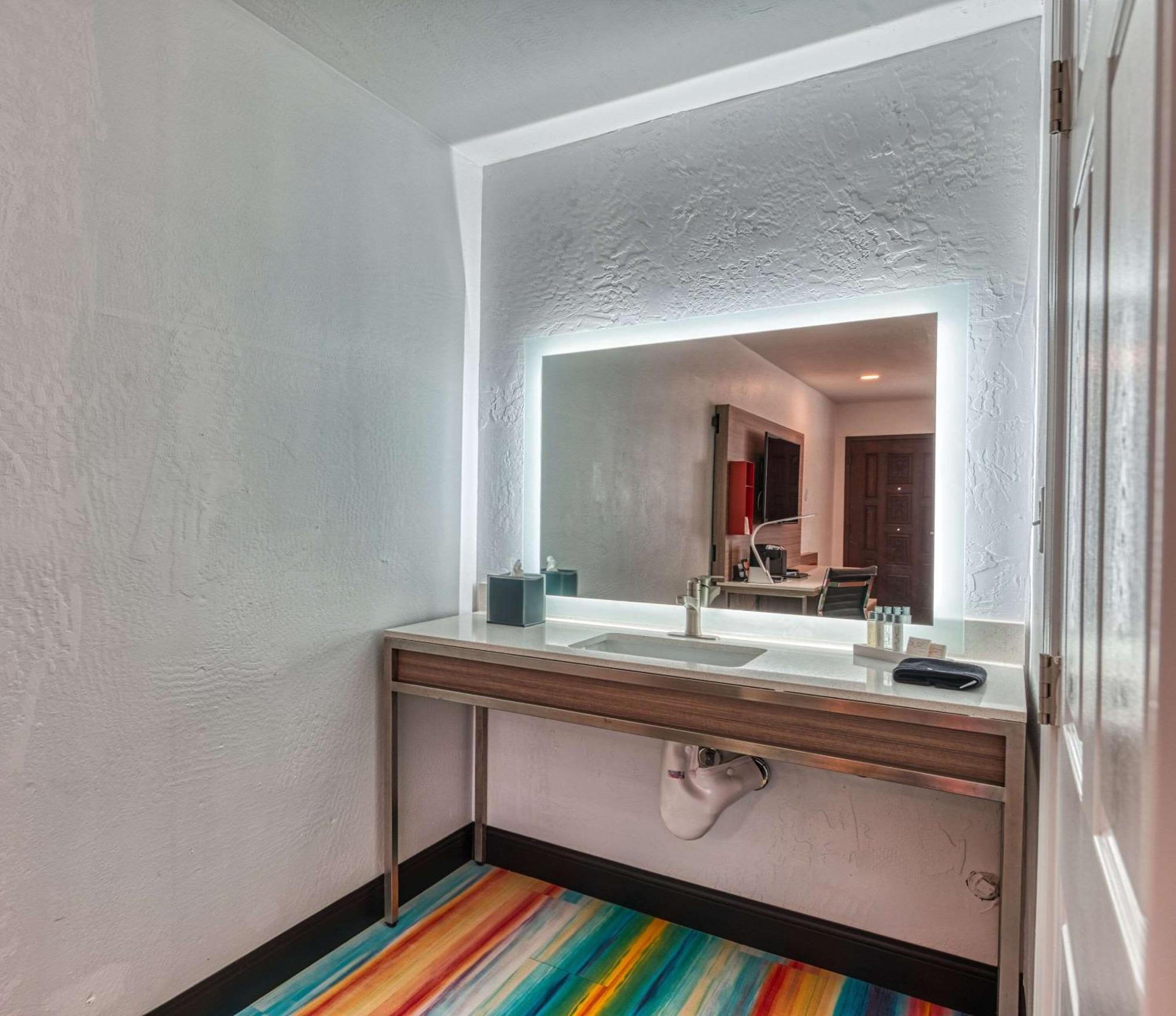 פורט וויינימי Casa Via Mar Inn, Ascend Hotel Collection מראה חיצוני תמונה